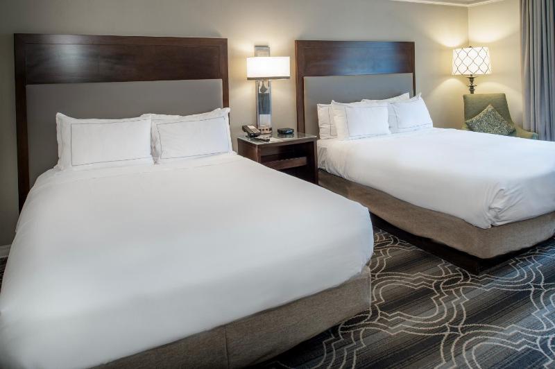 Deluxe Queen Room with Two Queen Beds image 4