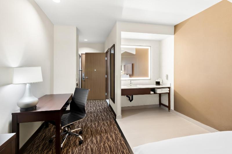Comfort Suites Portland Airport - image 4