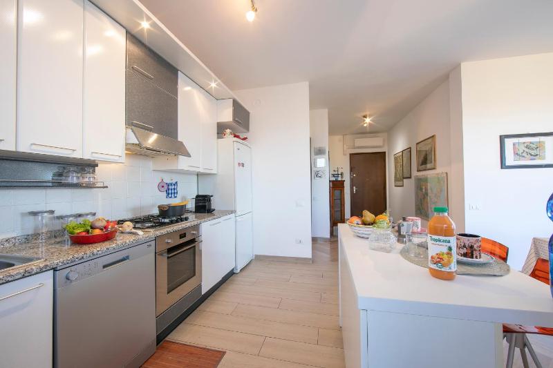Casa di Paola: Lake-View Balcony Apartment in Peschiera - Happy Rentals - image 9