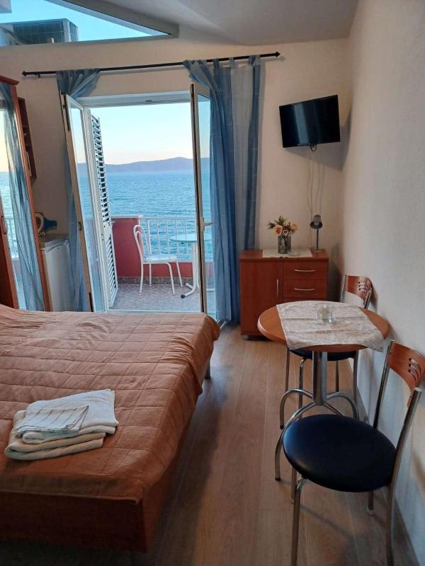 Double Room with Balcony and Sea View image 3