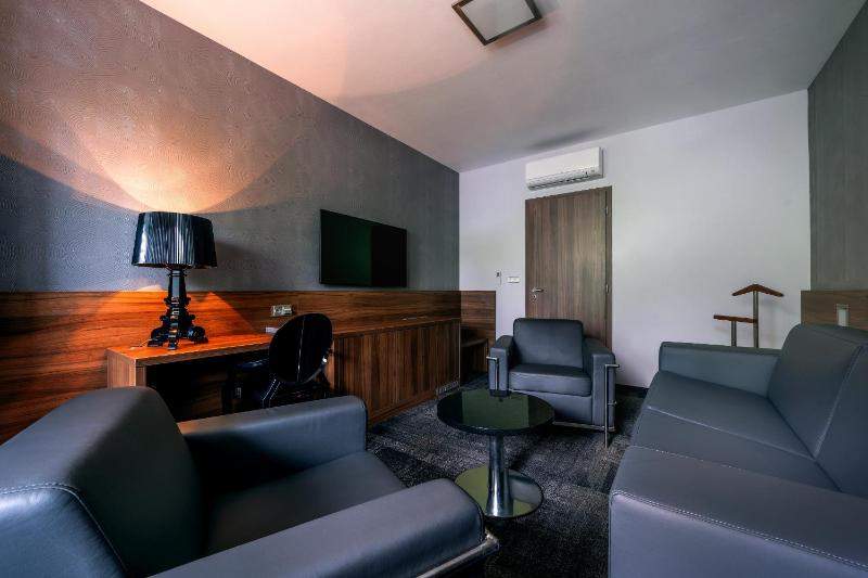 Suite with Spa Bath image 1