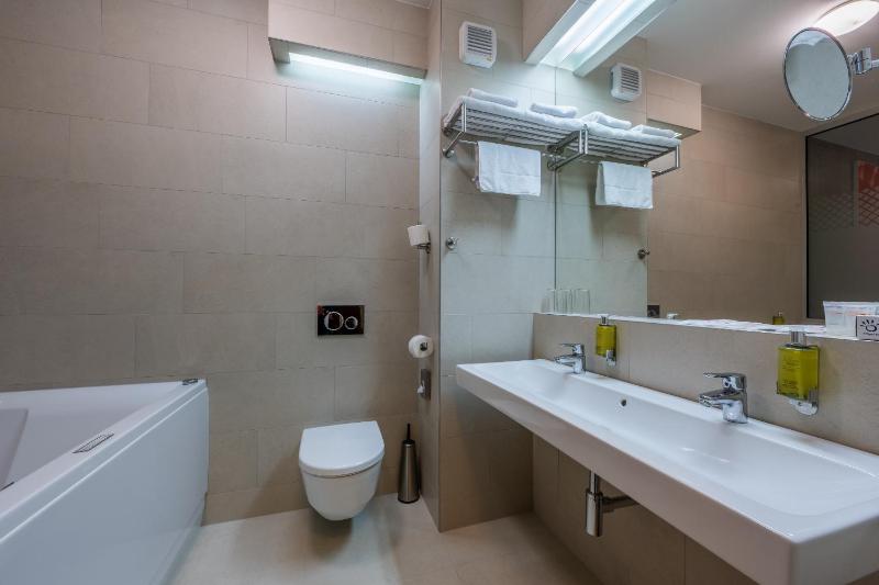 Suite with Spa Bath image 4