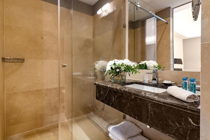 Standard Double Room image 3