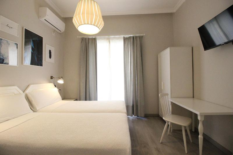 Twin Room image 3