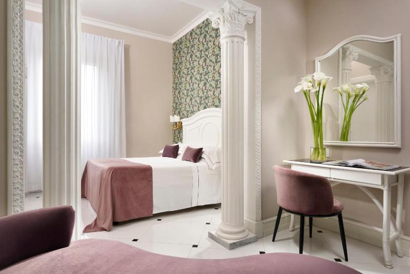Superior Double Room with Partial Sea View image 3