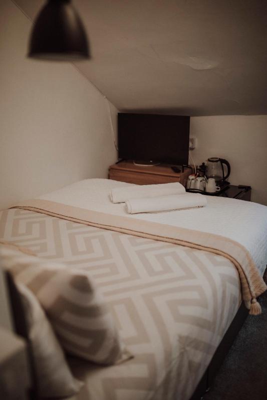 Twin Room with Private External Bathroom image 4