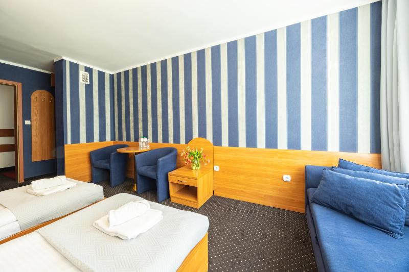 Deluxe Double Room with Extra Bed image 3