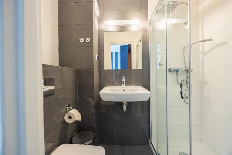 Deluxe Double Room with Extra Bed image 2