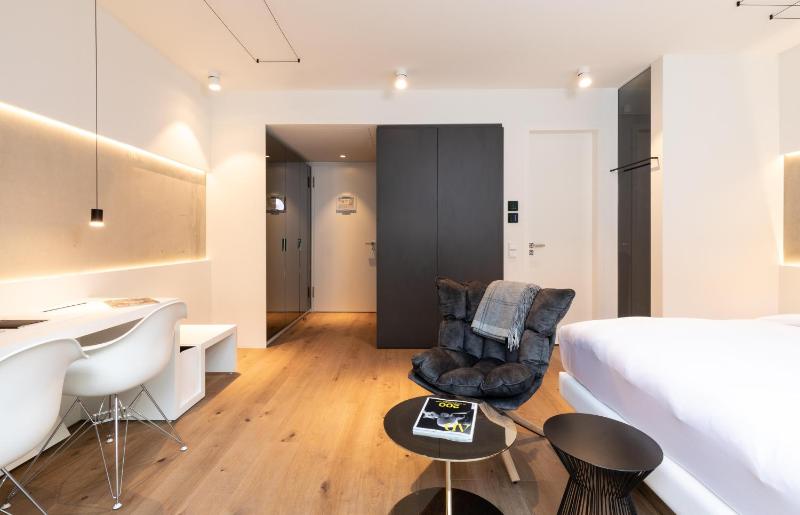 Deluxe Lounge image 4