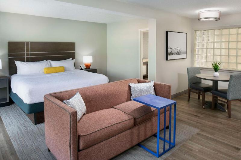 One-Bedroom King Suite with Whirlpool - Non-Smoking  image 3