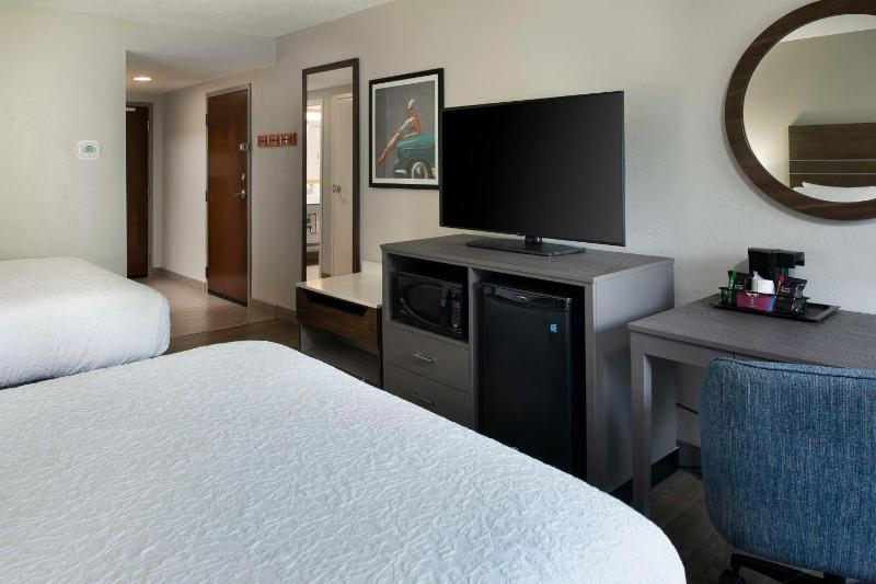 Queen Room with Two Queen Beds - Non-Smoking image 1