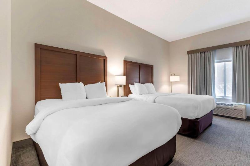 Standard Queen Room with Two Queen Beds - Non Smoking  image 1