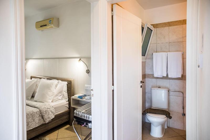 One-Bedroom Apartment image 4