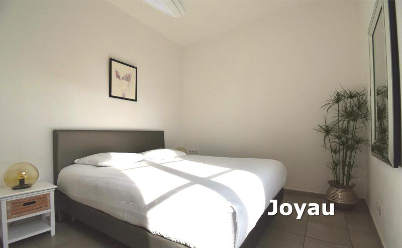 Superior One-Bedroom Apartment image 4