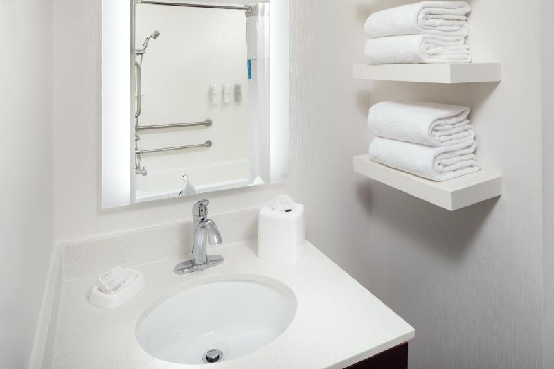 King Room with Roll-In Shower - Mobility Access/Non-Smoking image 4