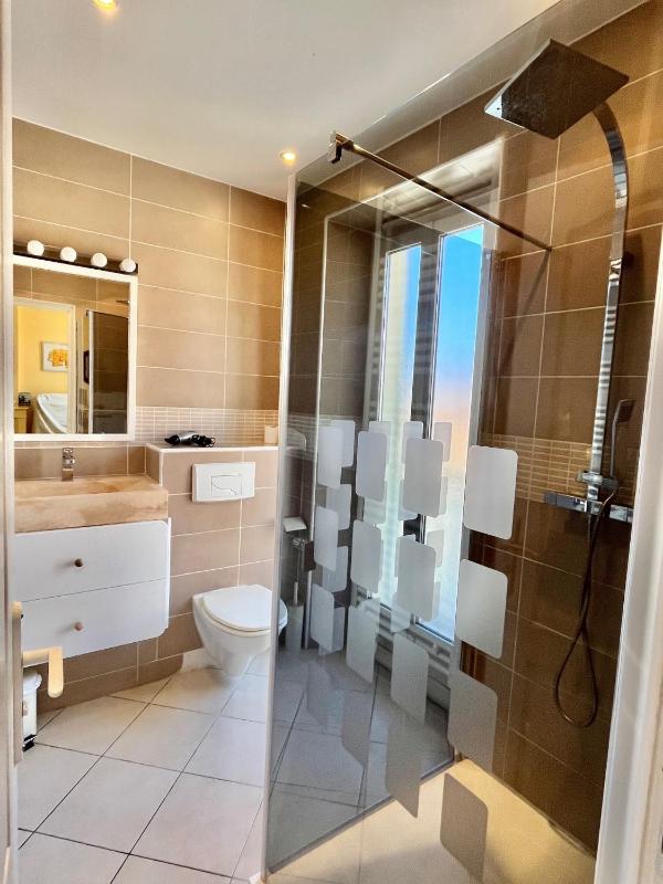 Apartment with Shower image 4