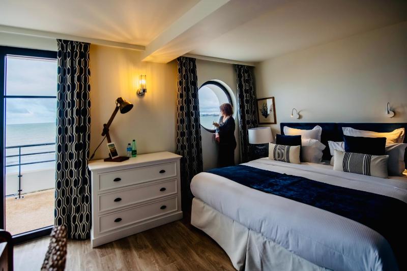 Double Room with Sea View image 4