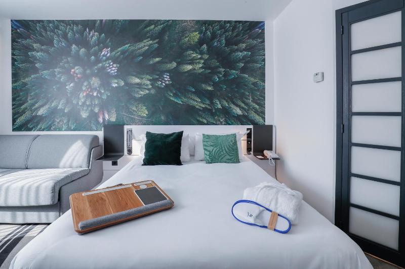 Executive Queen Room with Sofa image 2