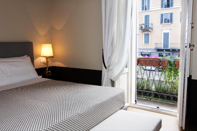 Superior Double or Twin Room with Canal View image 1