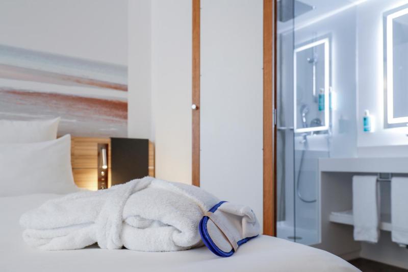 Superior Queen Room with Sofa image 4