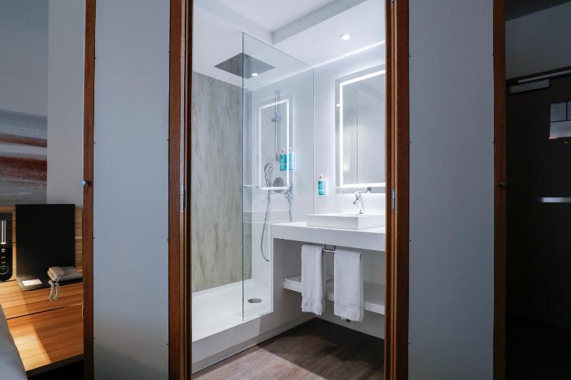 Superior Queen Room with Sofa image 3