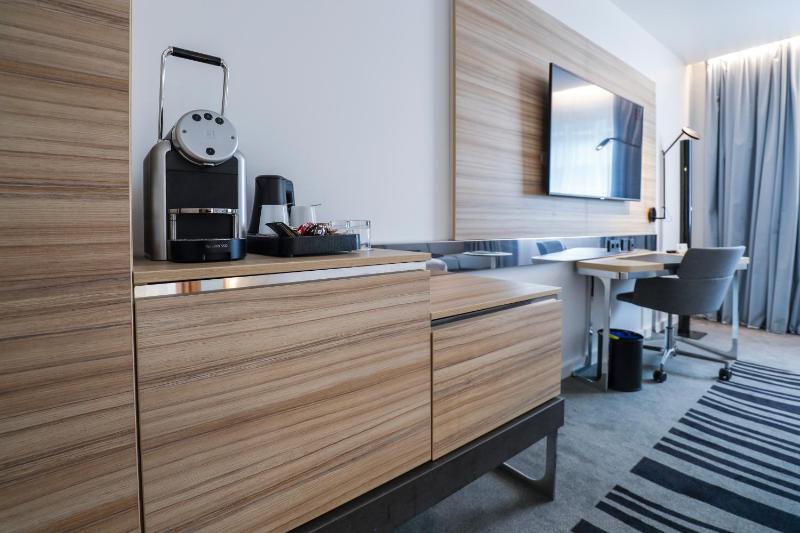 Superior Queen Room with Sofa image 2