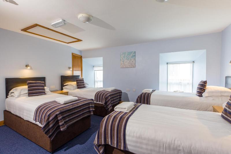 Standard Quadruple Room image 4