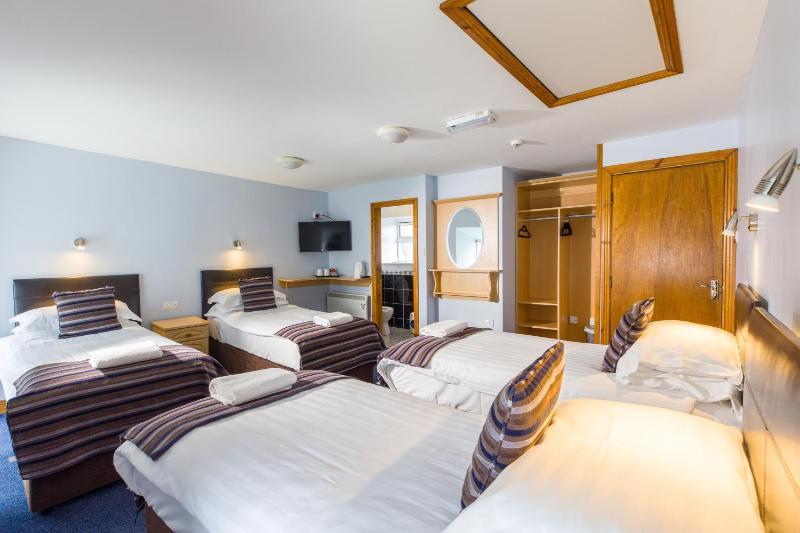 Standard Quadruple Room image 3