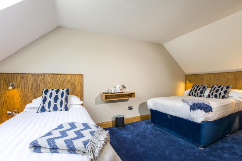 Twin Room image 3