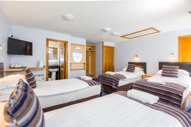 Standard Quadruple Room image 2