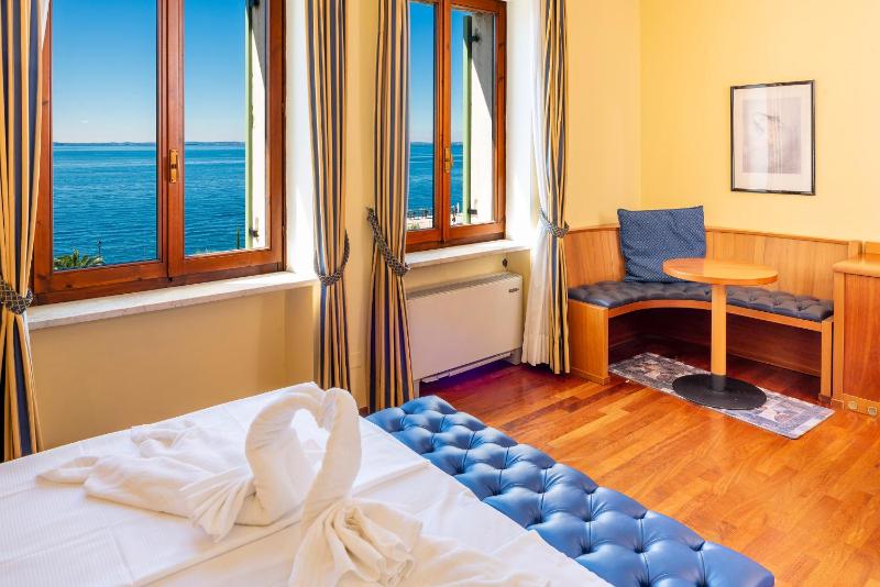 Superior Double Room with Lake View image 3