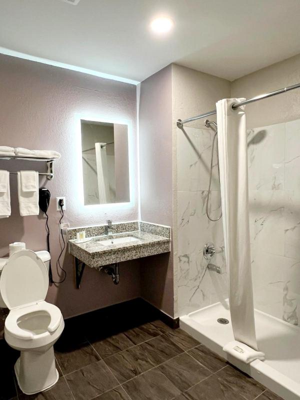 Queen Room - Mobility Access/Non-Smoking image 2