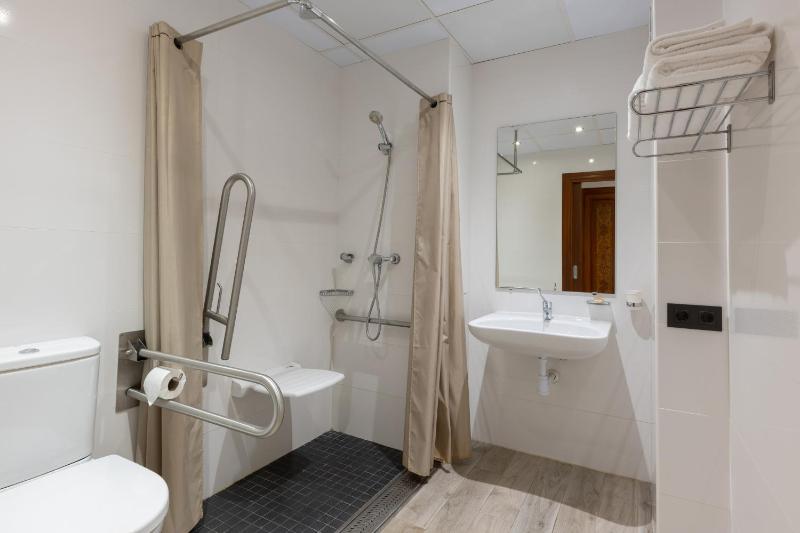 Twin Room image 3