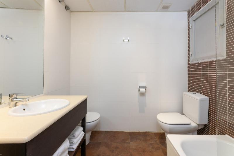 Twin Room image 4