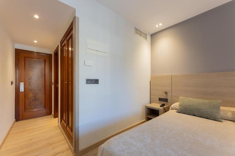 Small Double Room image 4