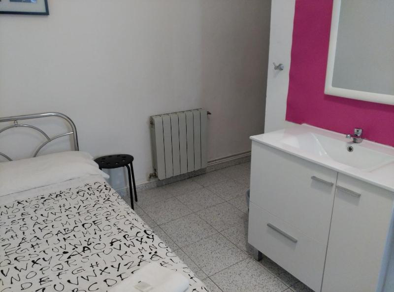 Single Room with Shared Bathroom image 3