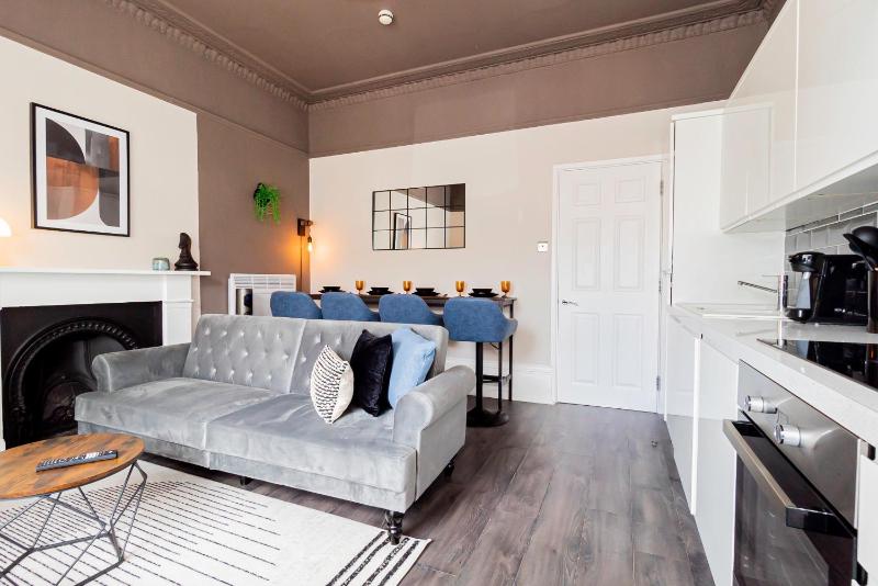 Air Maison - Southsea Serenade - image 1