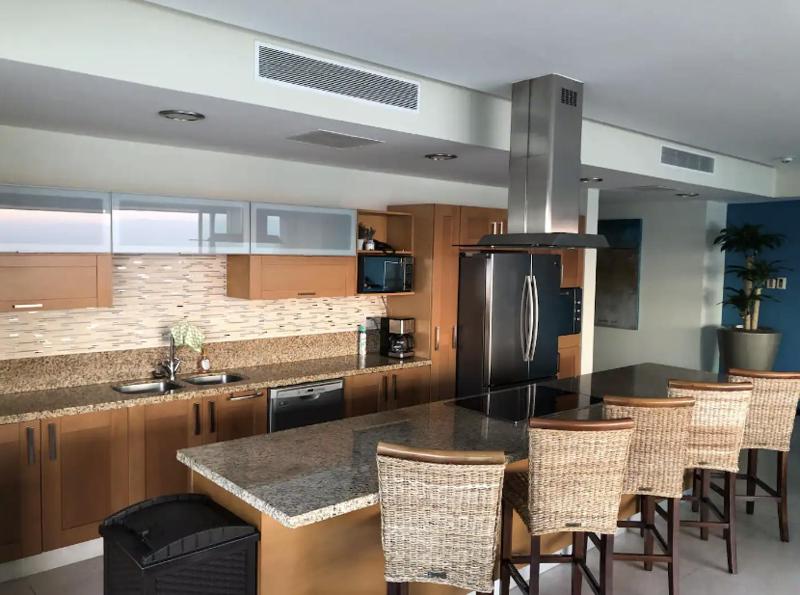 Peninsula Condo on 10th Floor - image 6
