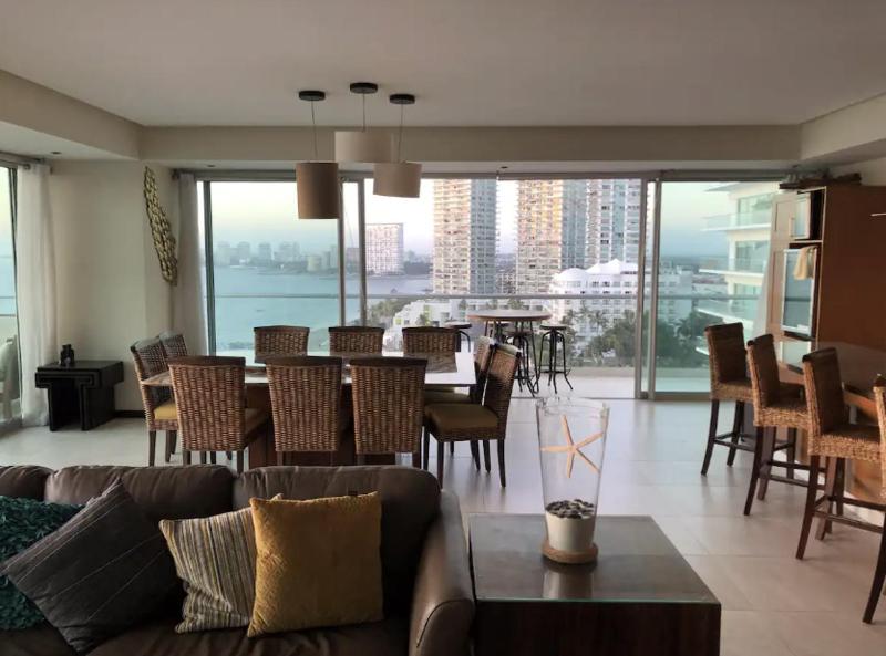 Peninsula Condo on 10th Floor - image 2