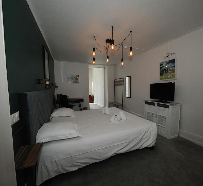 Triple Room (2 Adults + 1 Child) image 4