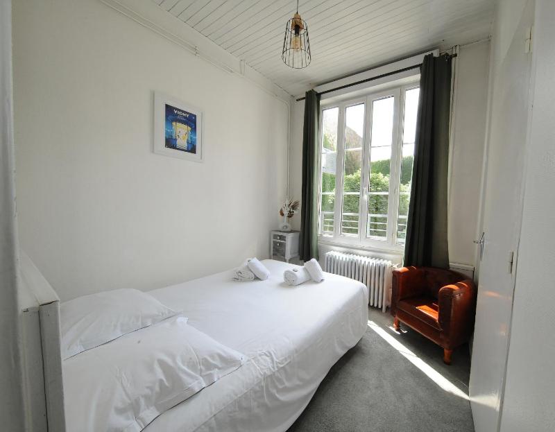 Triple Room (2 Adults + 1 Child) image 3