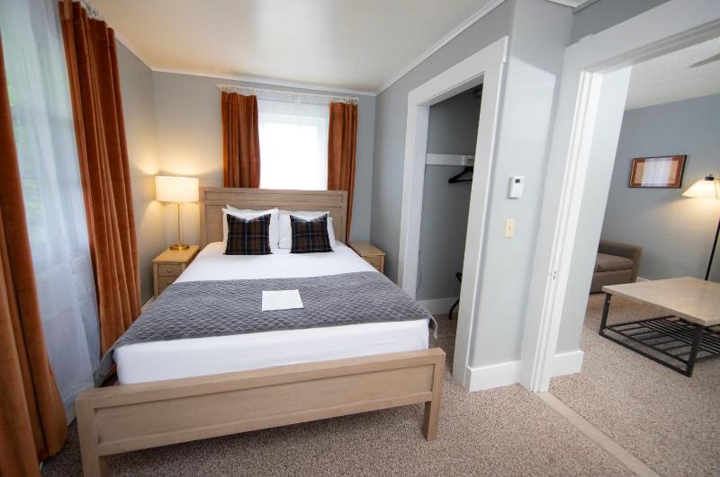 Queen Room image 4