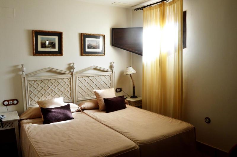 Twin Room image 1