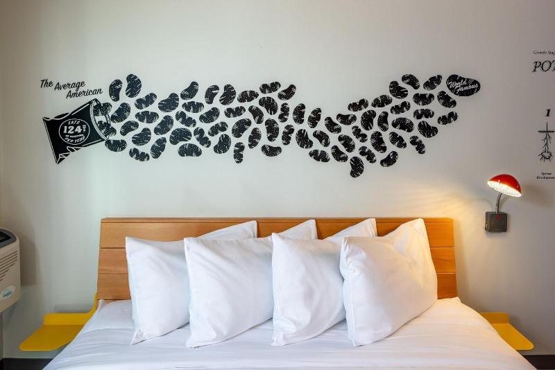Standard King Room image 4