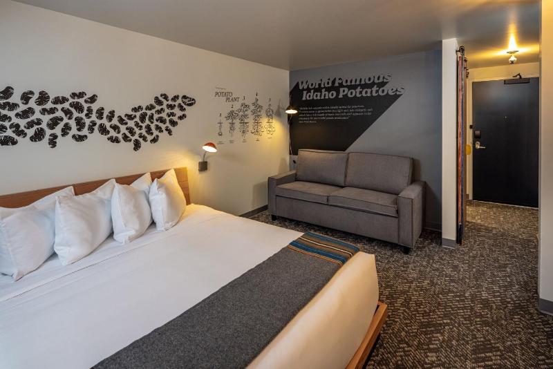 Standard King Room image 2