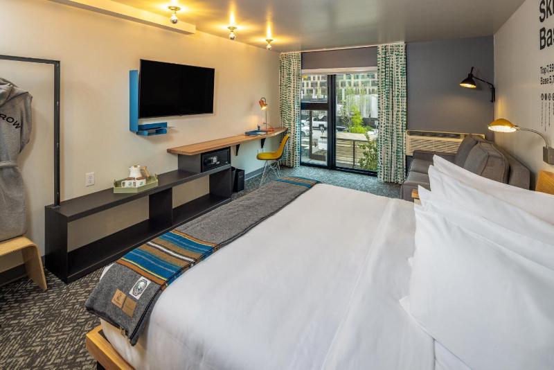 Superior King Room image 3