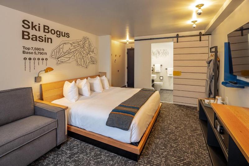 Superior King Room image 4