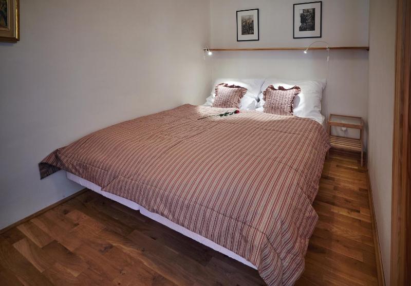 One-Bedroom Apartment with Street View image 4