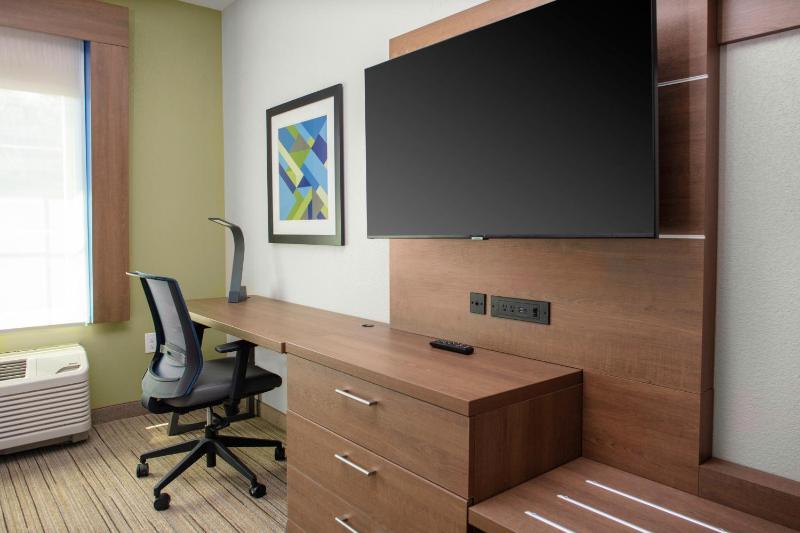 Standard King Room image 2