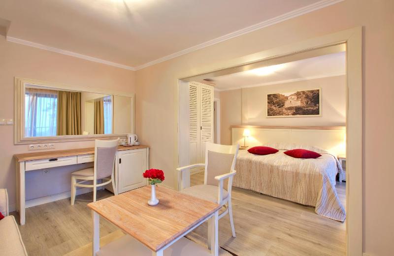 Junior Suite with Balcony and Park View  image 3